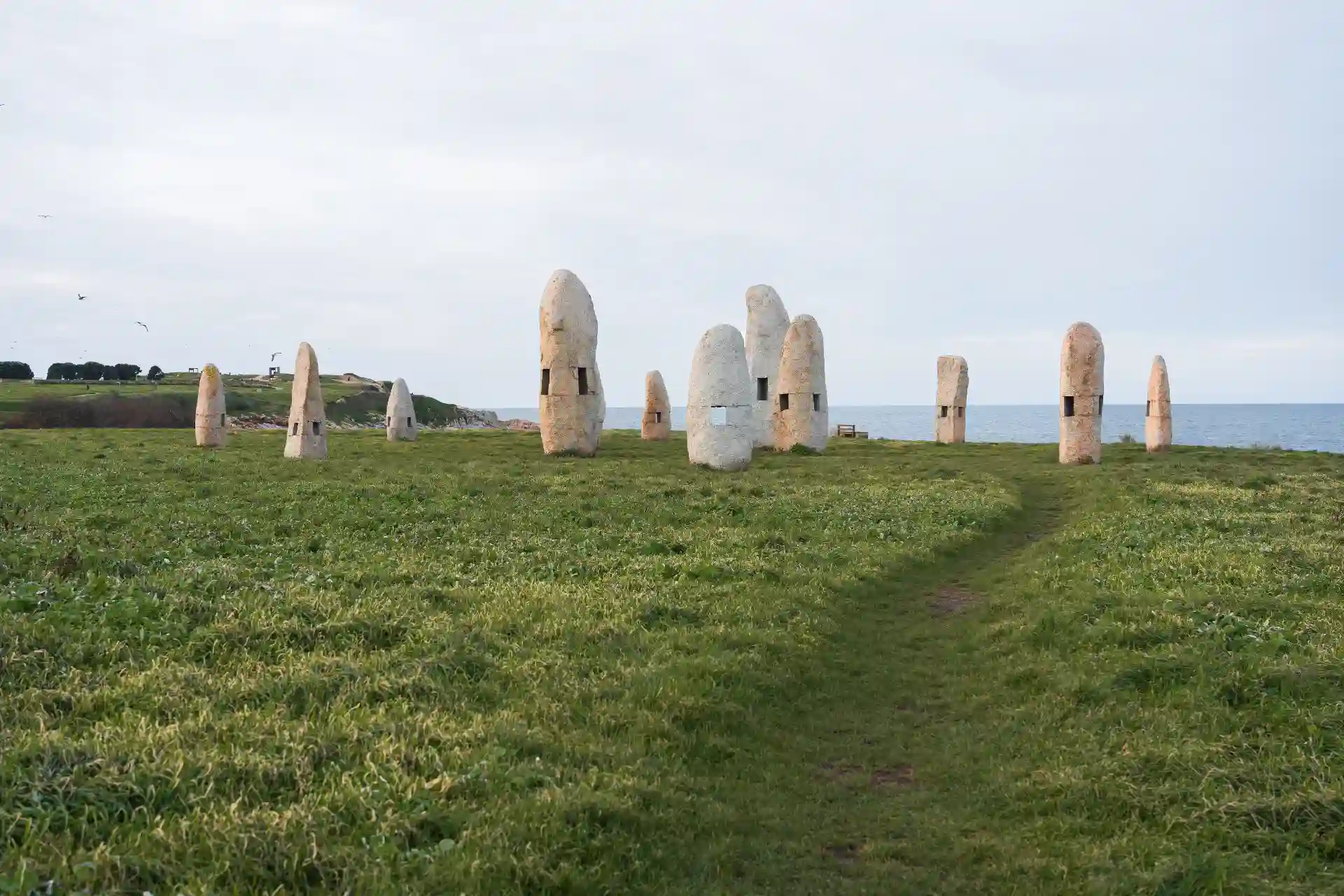 Menhires en la costa de la Torre de Hércules