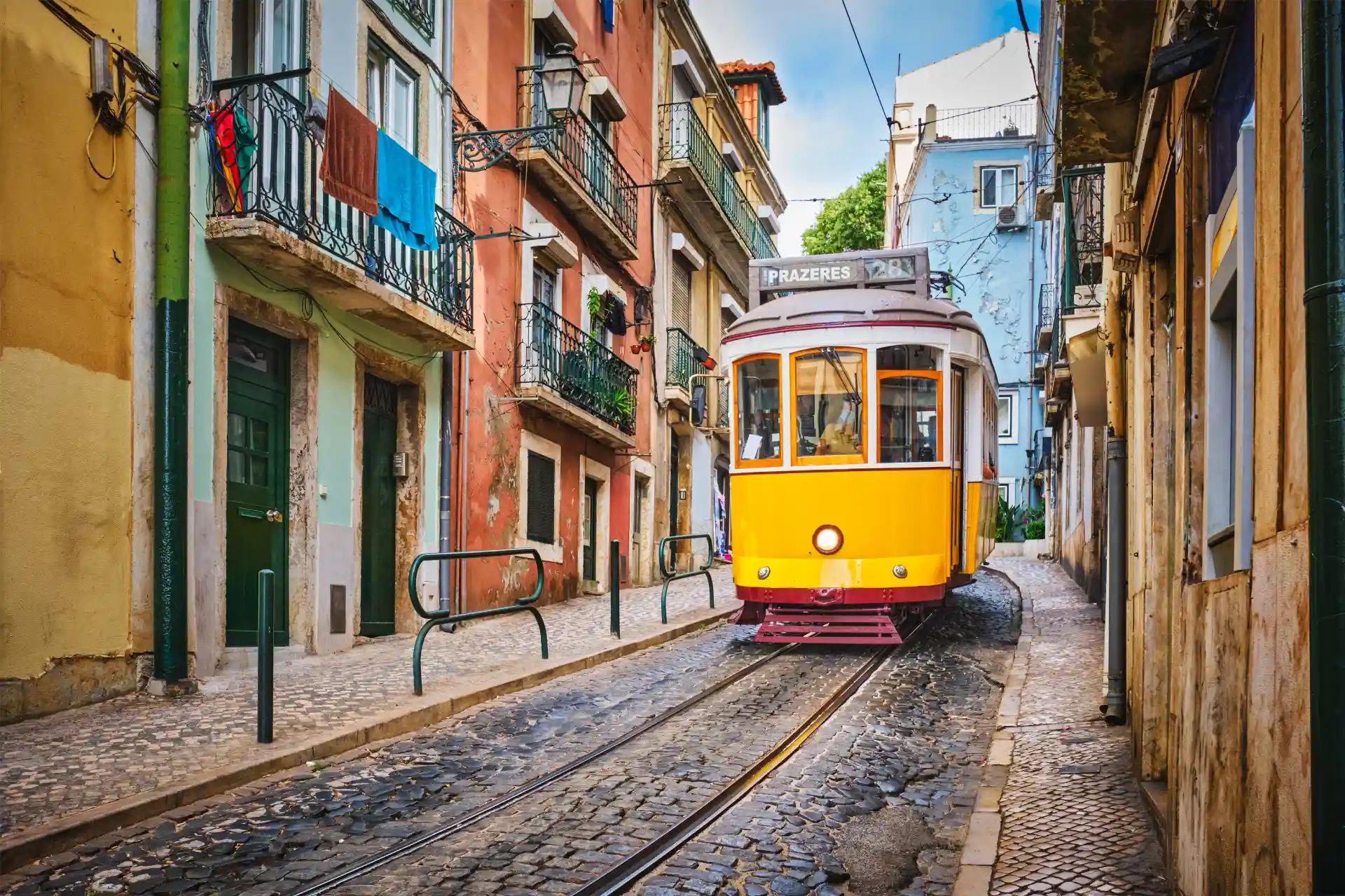 Famoso tranvía amarillo vintage 28 e