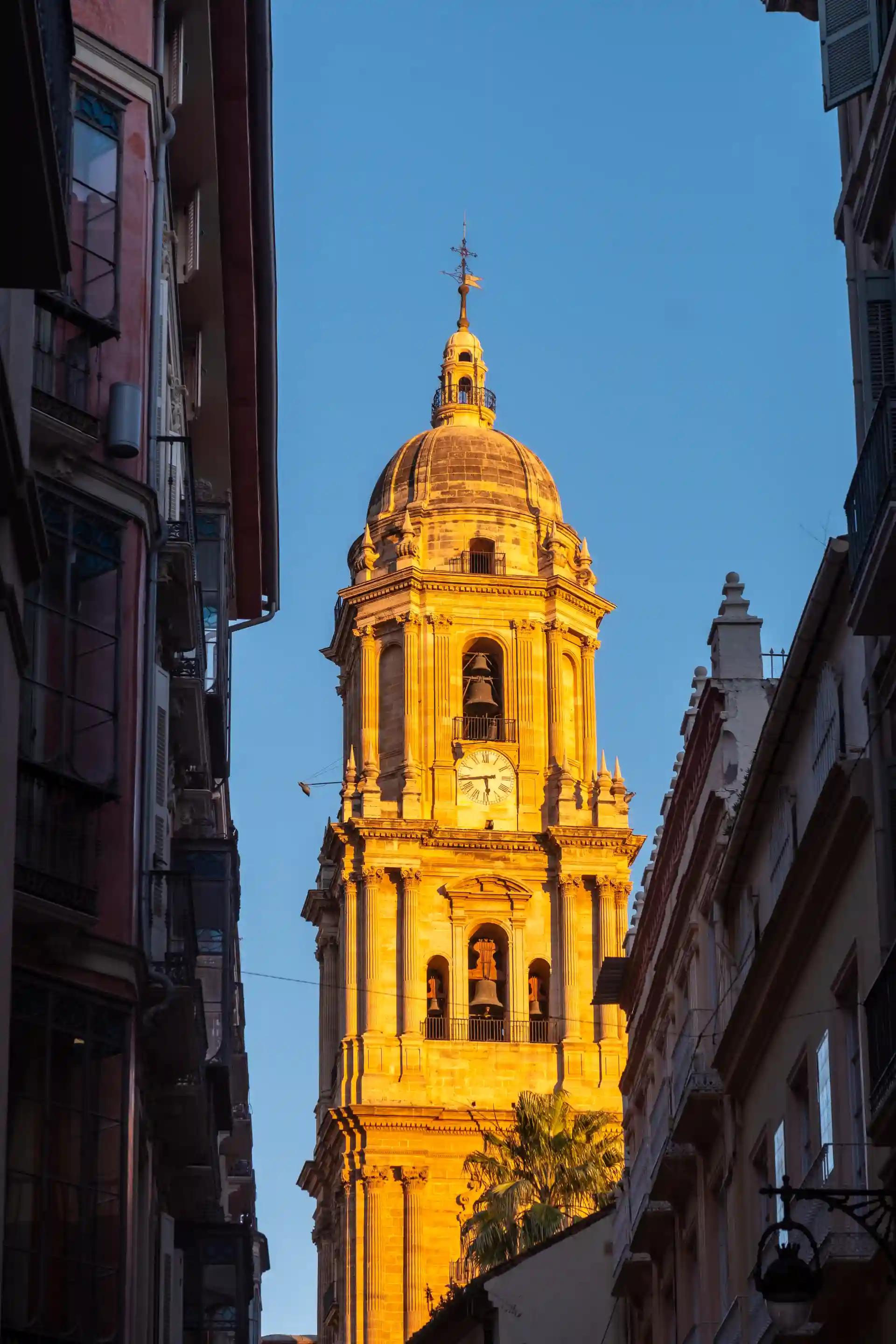 Catedral de Málaga entre calles