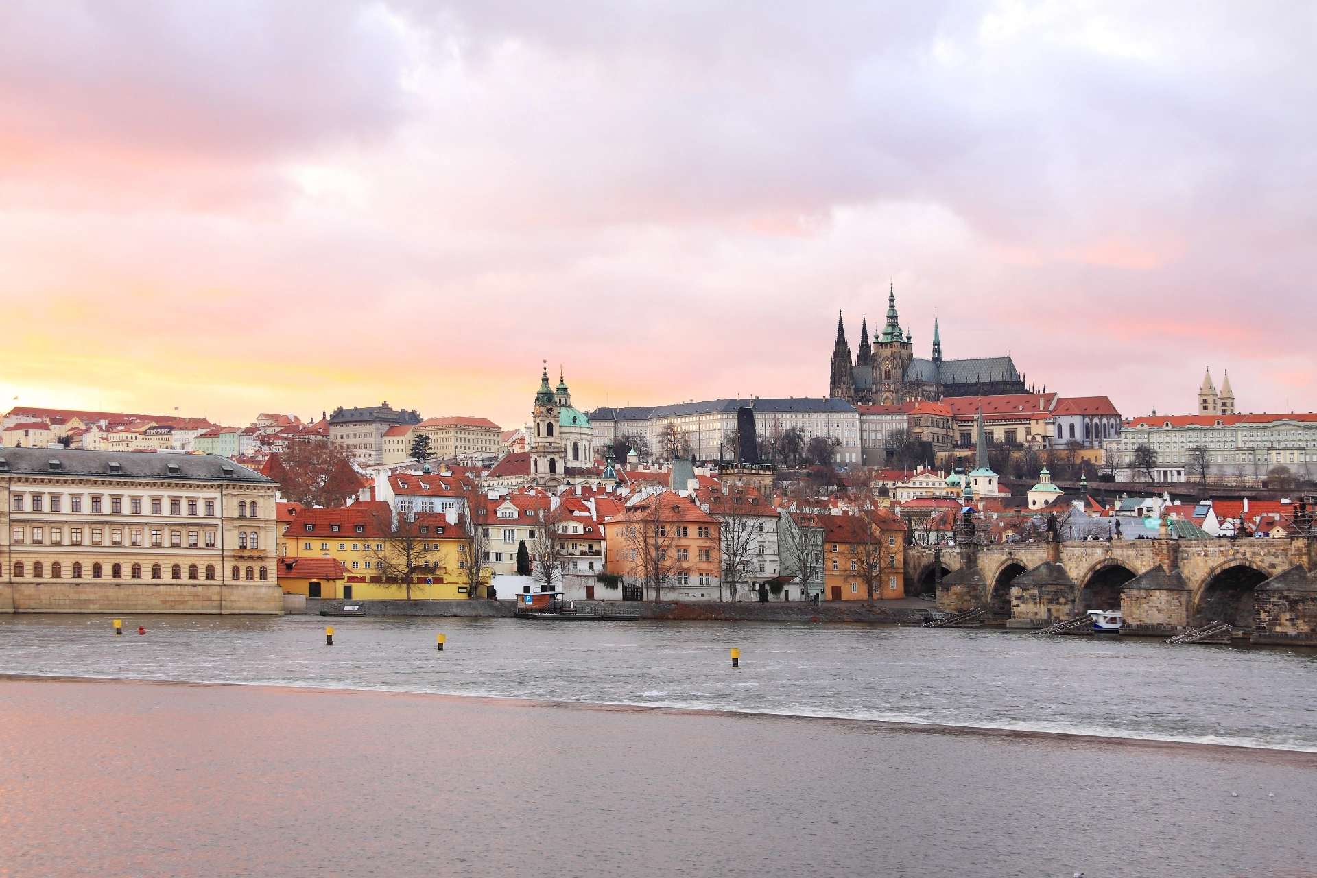 Praga al amanecer