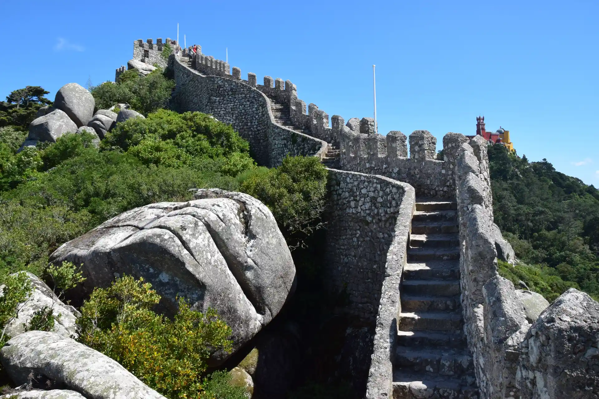 Escaleras de castillo morisco en Sintra
