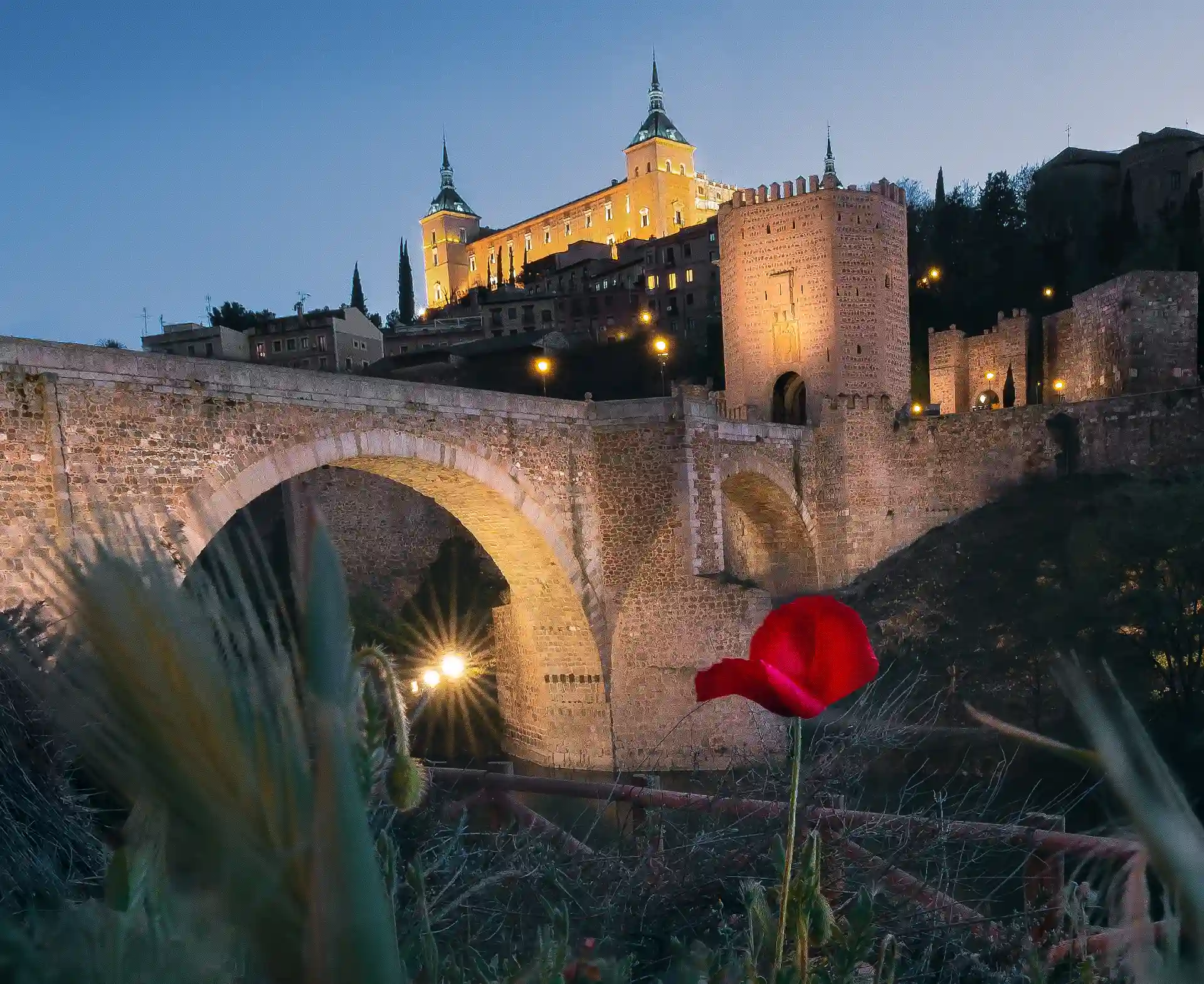 Alcázar de Toledo y puente de Alcántara en la noche