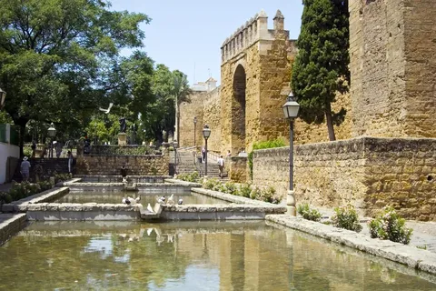 Murallas y Puerta de Almodovar